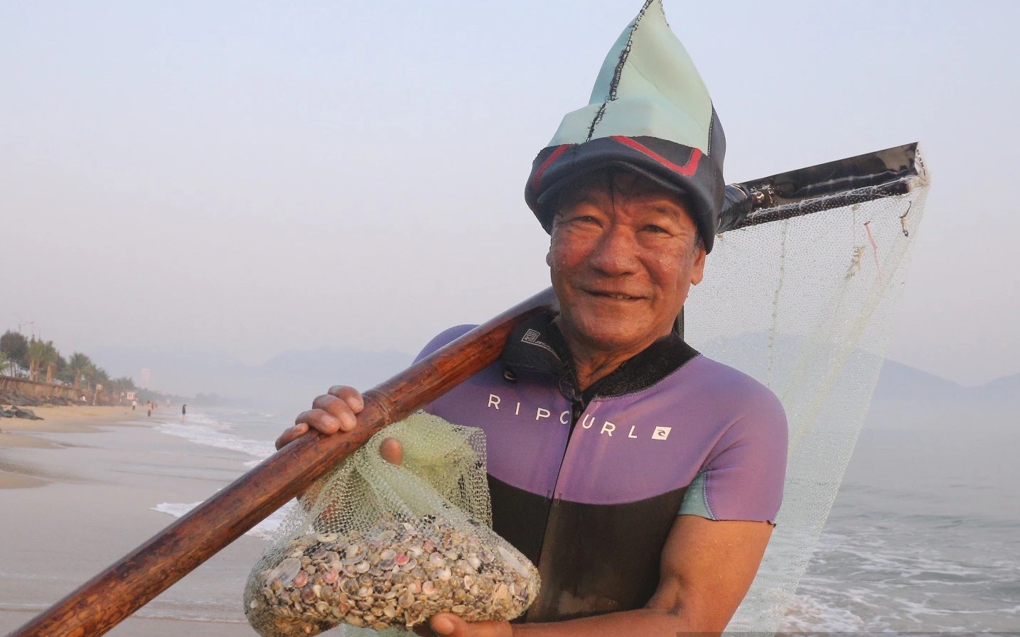 Dầm mình dưới nước thu "lộc biển", ngư dân Đà Nẵng kiếm tiền triệu mỗi ngày