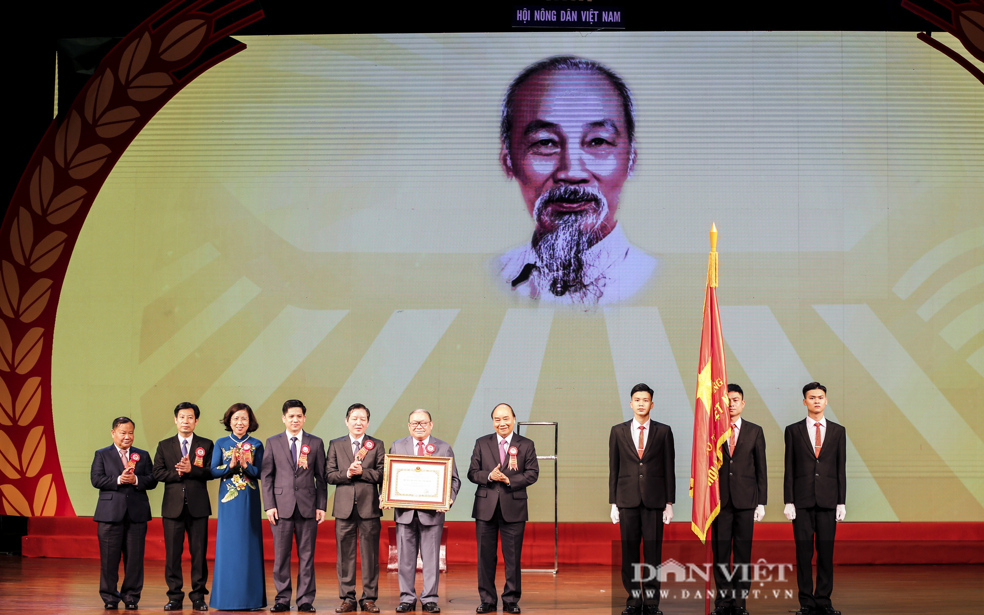 Video: Hội Nông dân Việt Nam đón nhận Huân chương Hồ Chí Minh tại Lễ Kỷ niệm 90 năm Ngày thành lập
