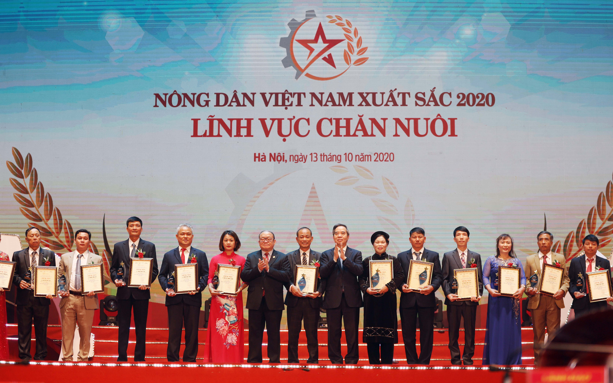 Ảnh: Toàn cảnh Lễ tôn vinh và trao danh hiệu 63 Nông dân Việt Nam xuất sắc 2020