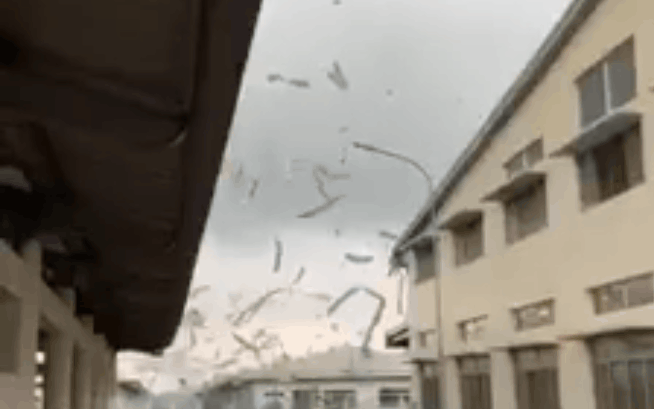 Clip nóng hôm nay: Rợn người hình ảnh lốc xoáy Tiền Giang cuốn phăng mái nhà xưởng 10.000m2