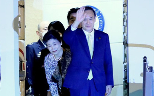 Thủ tướng Nhật Bản và phu nhân đến Hà Nội, thăm chính thức Việt Nam