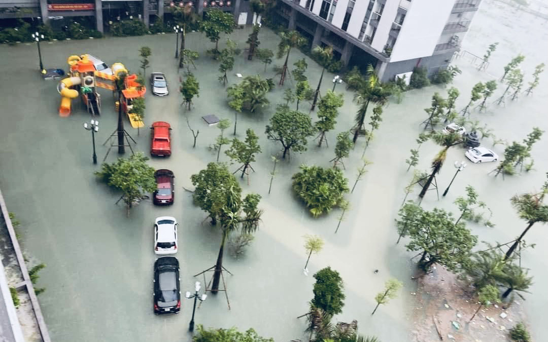 Clip nóng hôm nay: Thành phố Hà Tĩnh chìm trong biển nước, người đàn ông cứu bé trai thoát nạn