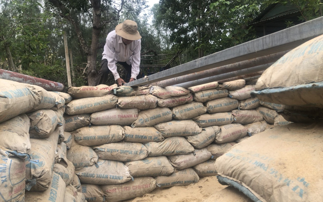 Người dân Quảng Nam đào hầm trú ẩn trước khi cơn 