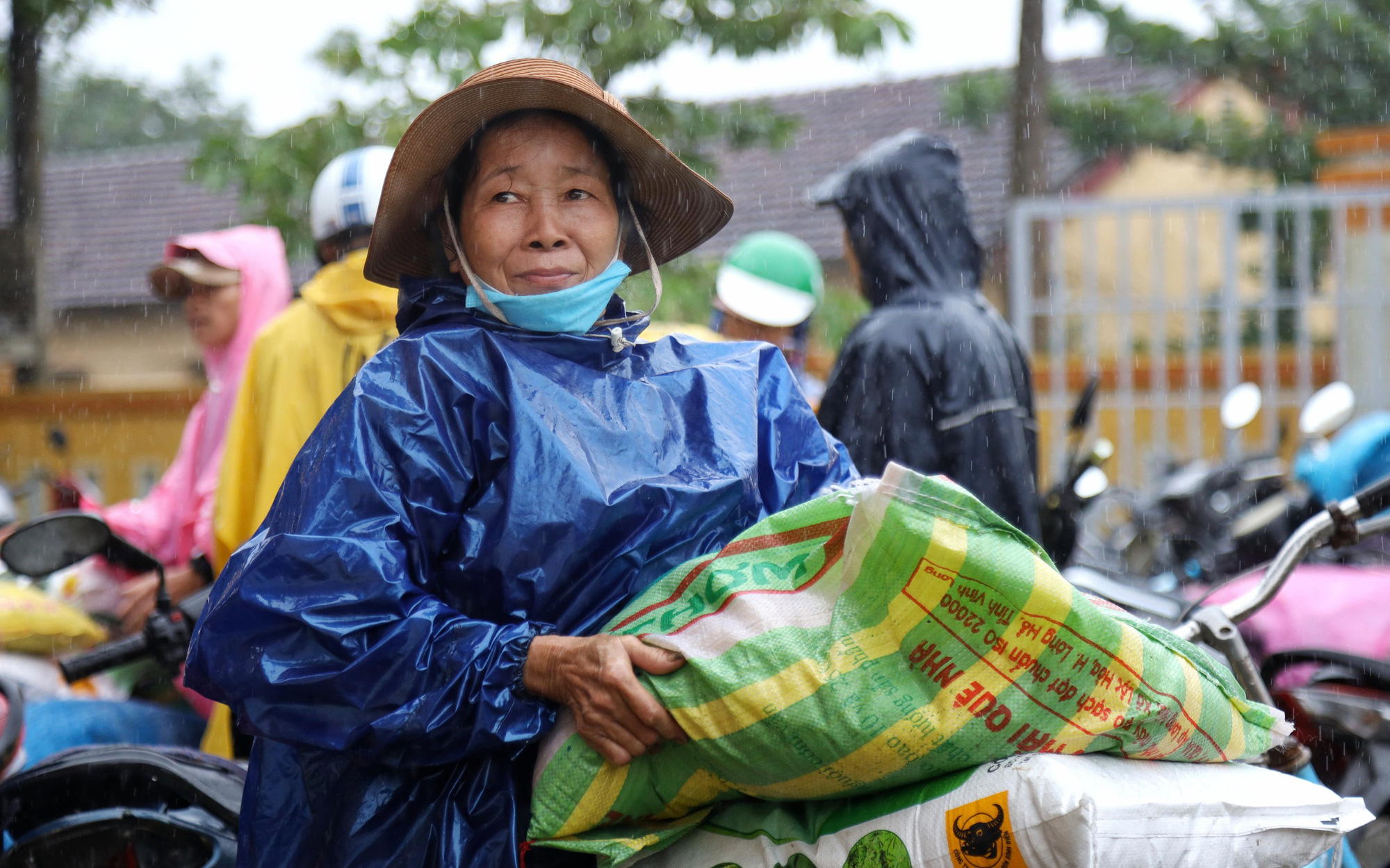 Người dân vùng lũ Quảng Trị đội mưa xối xả nhận 