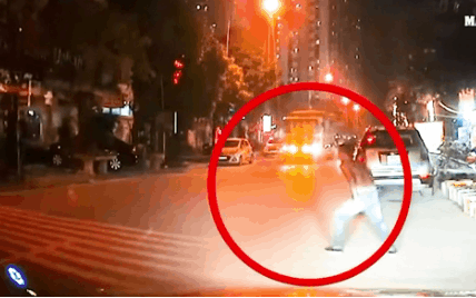 Clip nóng: Người đàn ông cắm đầu vào xe tải tự tử ở Linh Đàm, lái xe kêu trời vì tai bay vạ gió