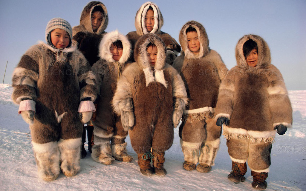 Tộc người mặc quần áo như gấu bông để chống chọi với tuyết phủ quanh năm