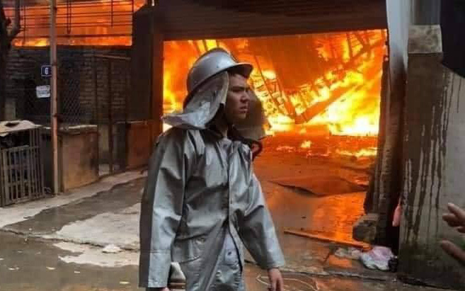 Hiện trường vụ cháy lớn, thiêu rụi hơn 10 xưởng gỗ tại ngoại thành Hà Nội