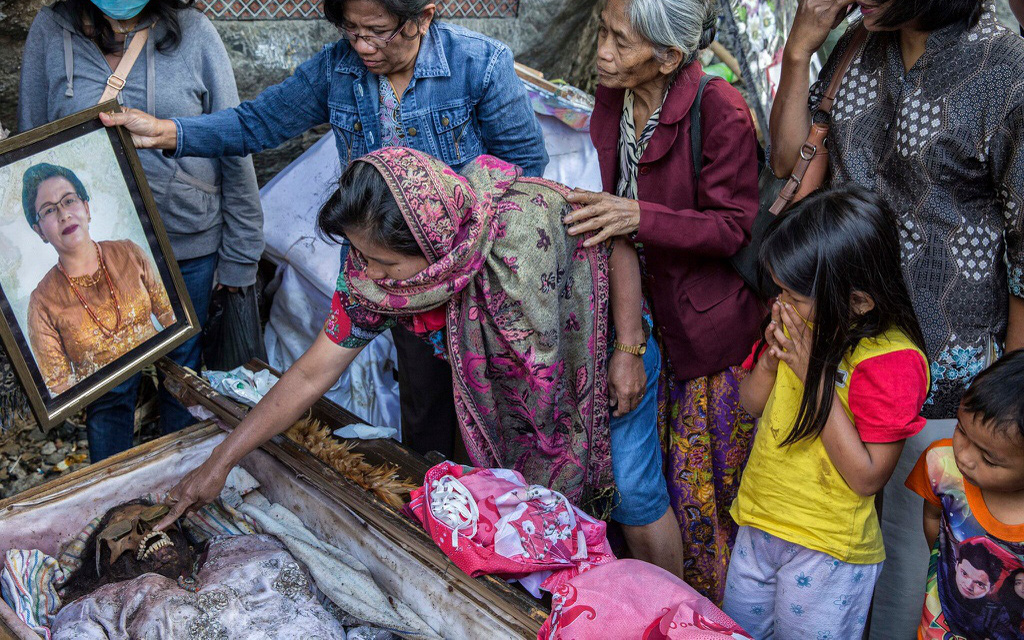 Bộ tộc sống chung với người chết trên đảo ở Indonesia