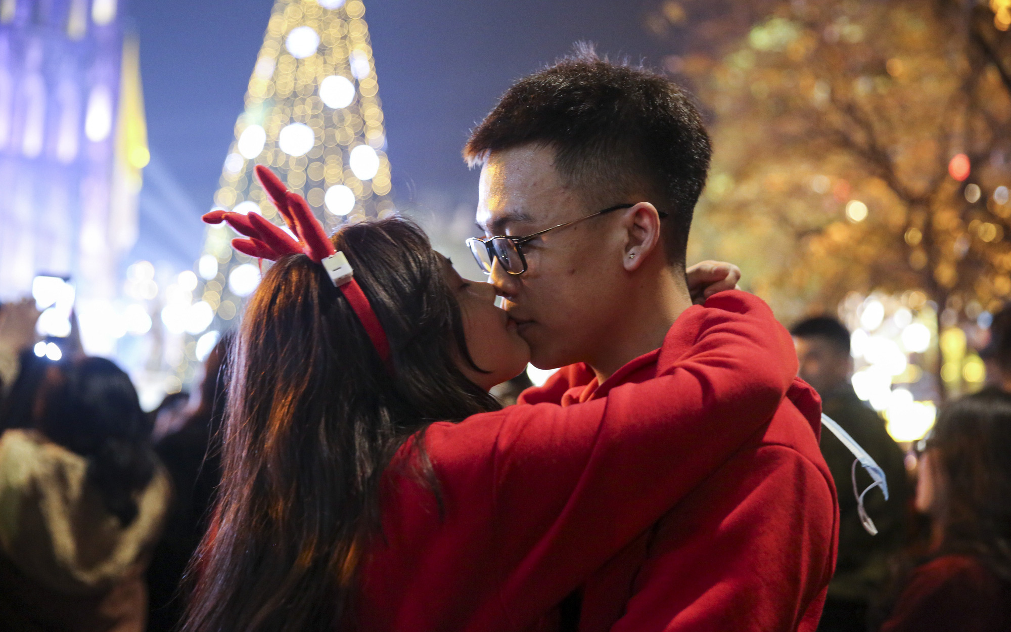 Các cặp đôi trao nhau những nụ hôn nồng cháy thời khắc Chúa ra đời trong đêm Giáng sinh
