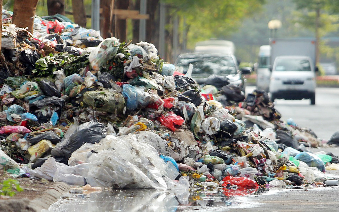 Hình ảnh rác thải lại tràn ngập, bốc mùi hôi thối trên một số tuyến đường ở Hà Nội