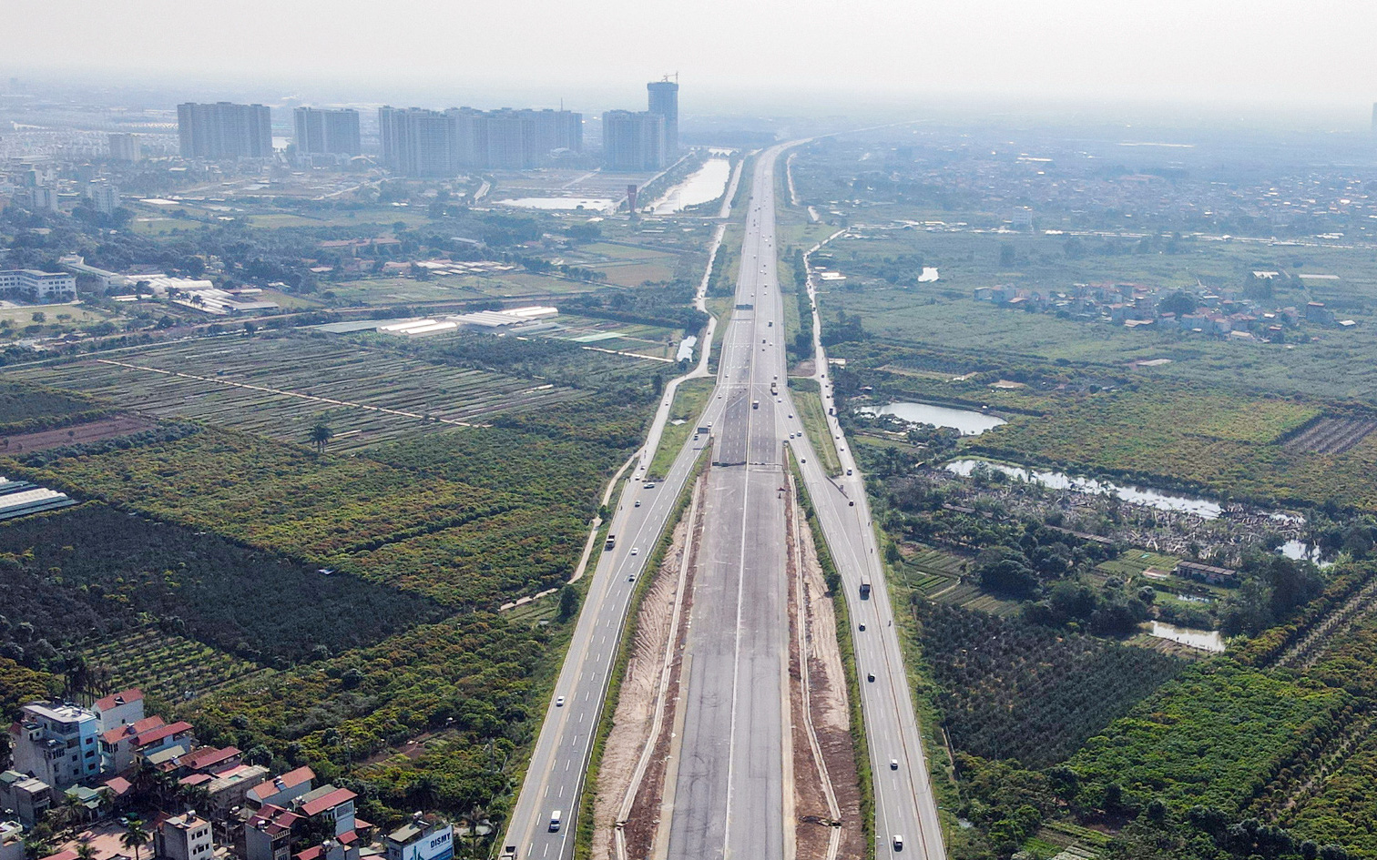 Công nhân chạy đua xây dựng đường Vành đai 3 kết nối cao tốc Hà Nội - Hải Phòng
