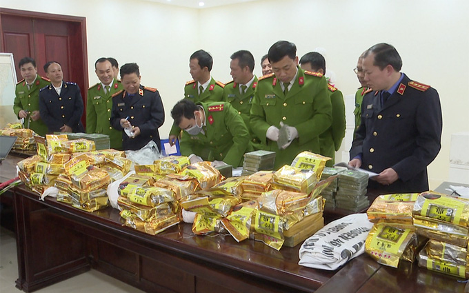 Clip: Cận cảnh hàng trăm bánh heroin xếp kín mặt bàn trong vụ nổ súng bắt đối tượng vận chuyển ma túy tại Nghệ An