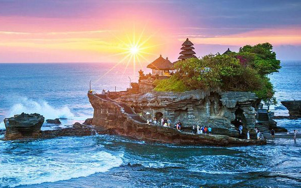 Tanah Lot - ngôi đền nổi xinh đẹp ở Bali luôn tấp nập du khách viếng thăm