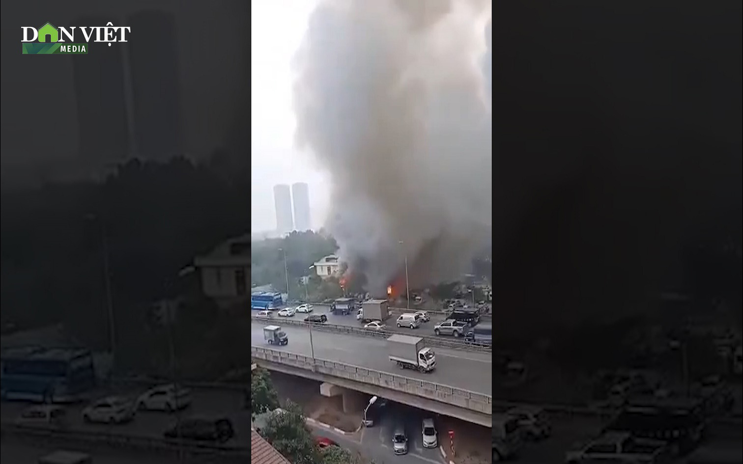 Clip: Cháy lớn ở chợ Xanh Linh Đàm, hàng trăm tiểu thương hoảng loạn tháo chạy
