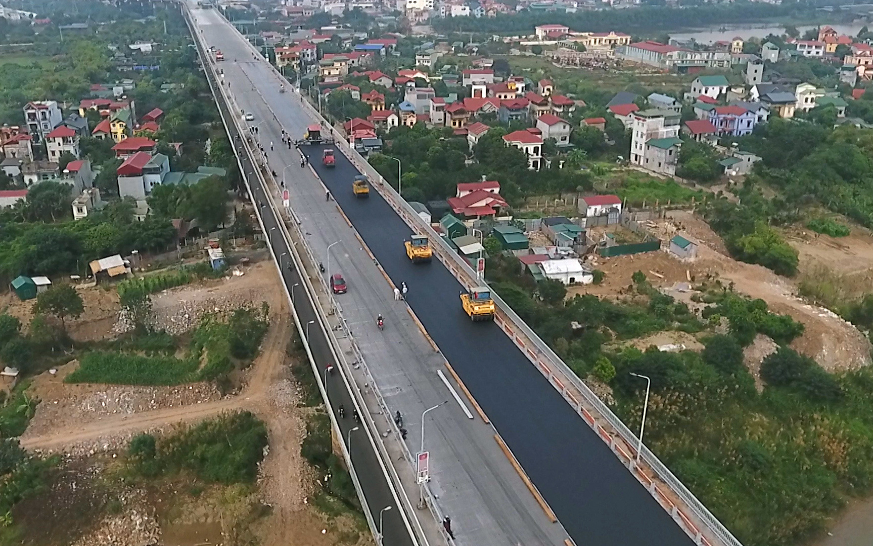 Video: Cầu Thăng Long đang được thi công nốt những hạng mục gì để thông xe trong vài ngày tới?