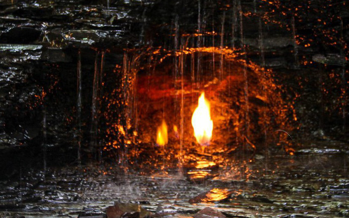 Điều gì xảy ra với ngọn lửa liên tục cháy trong thác nước?