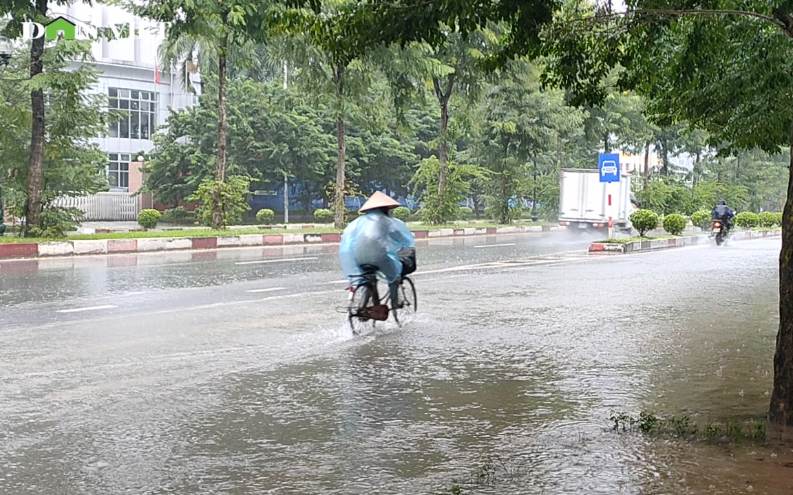 Video: Mưa lớn khiến nhiều tuyến đường ở Hà Nội ngập sâu, nhiều phương tiện bị chết máy