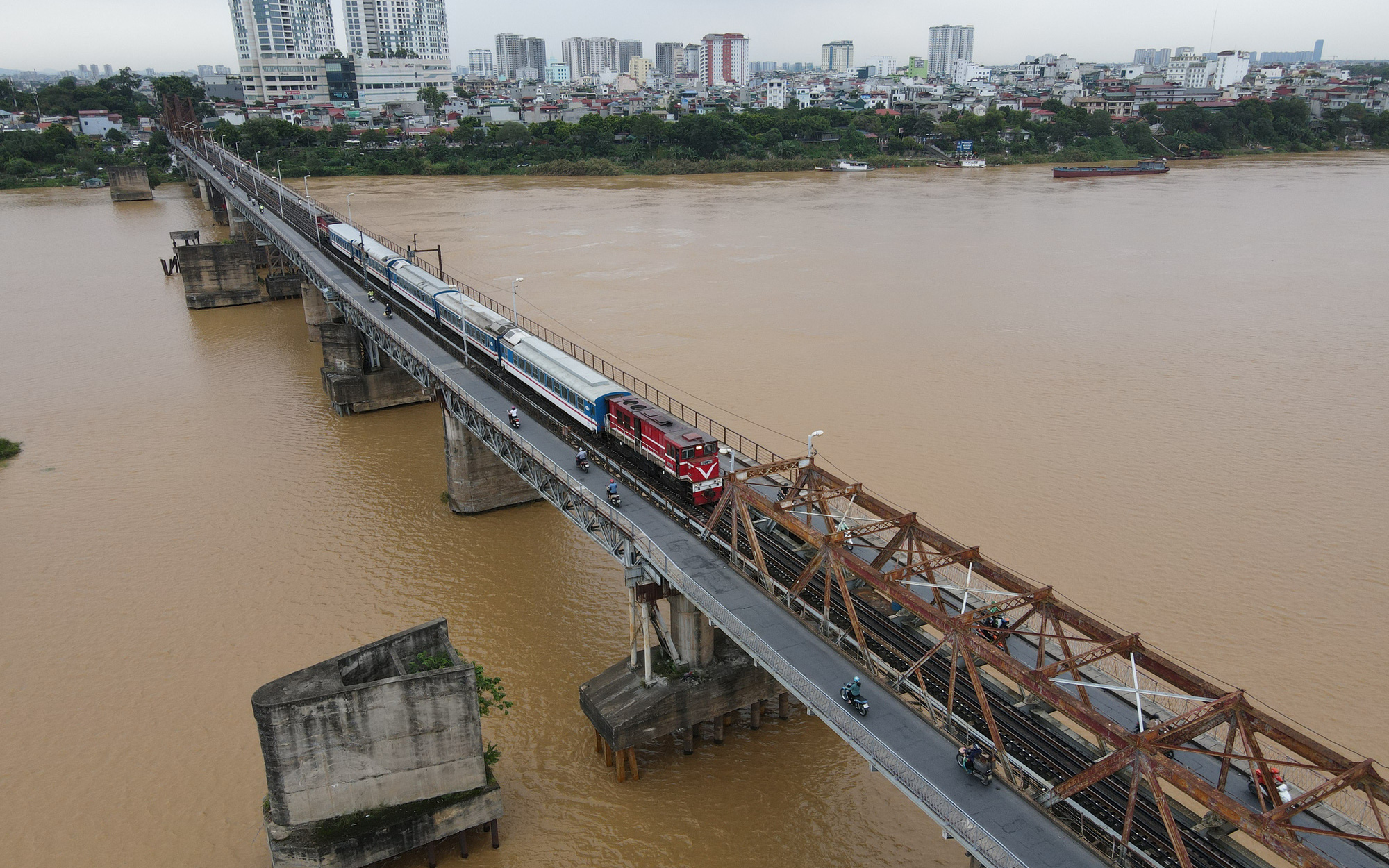 Chuyến tàu đầu tiên “phá băng” đường sắt Hà Nội sau dịch Covid-19