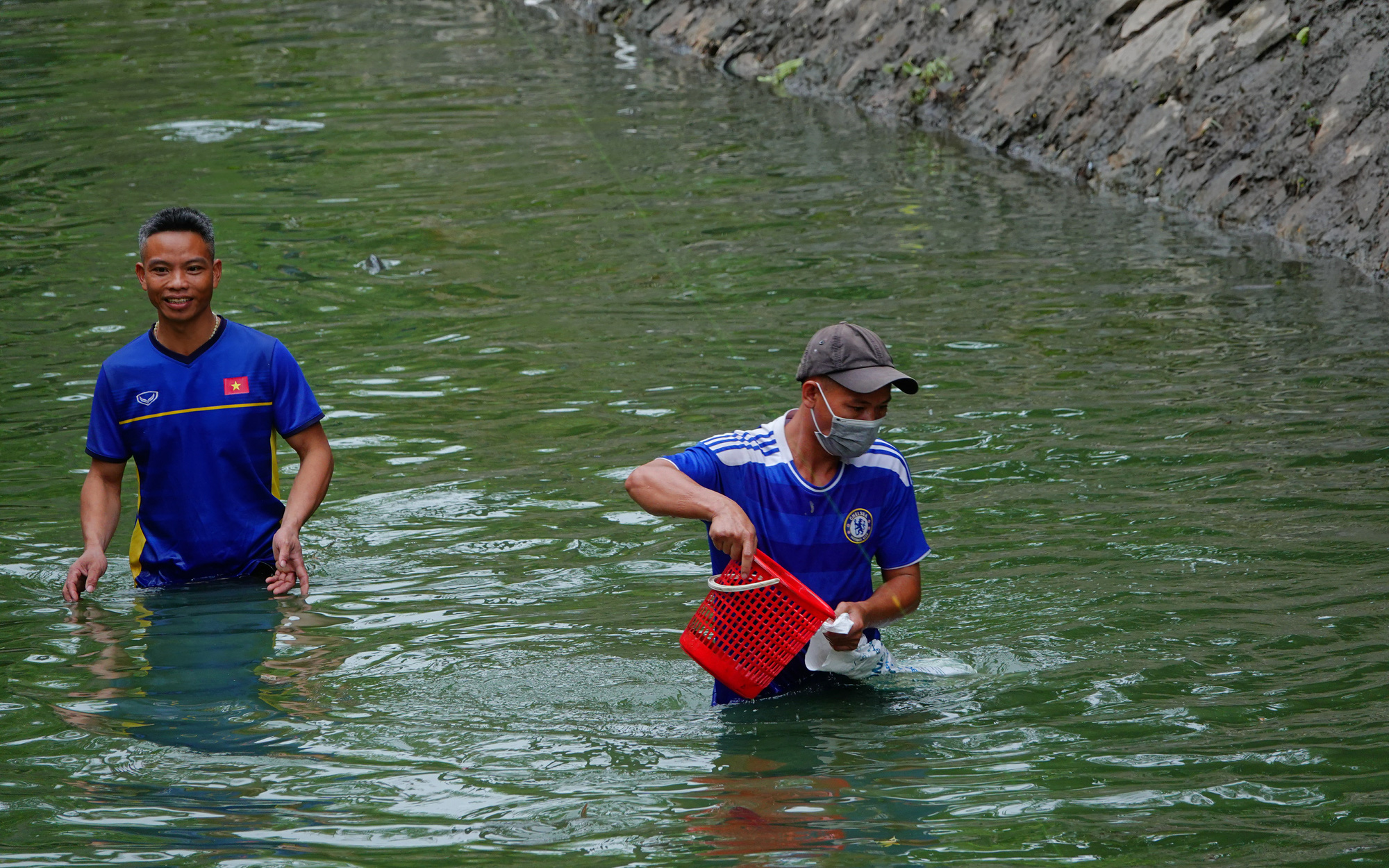 Sông Tô Lịch lại chuyển màu xanh lạ, người dân hăm hở đánh bắt hàng tạ cá