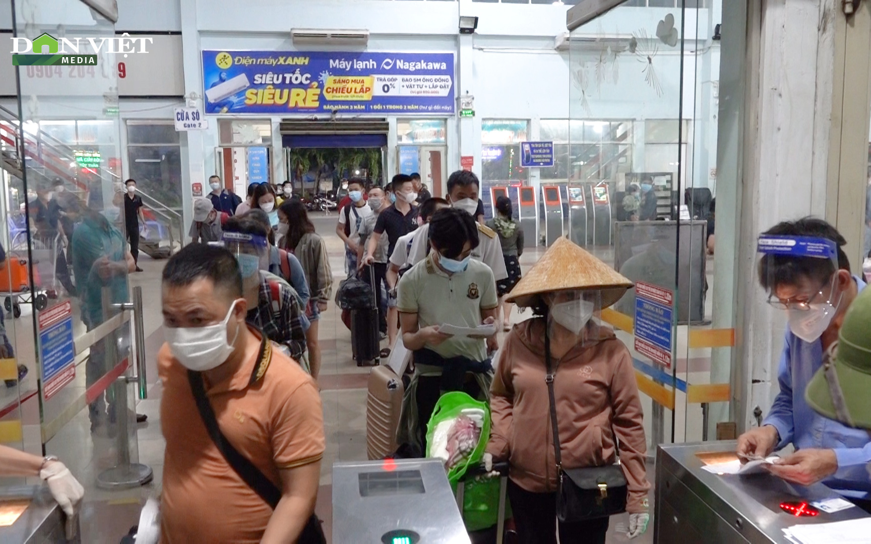 Video: Ga Sài Gòn, bến xe miền Đông tái khởi động trở lại sau nhiều tháng đóng cửa vì dịch Covid-19
