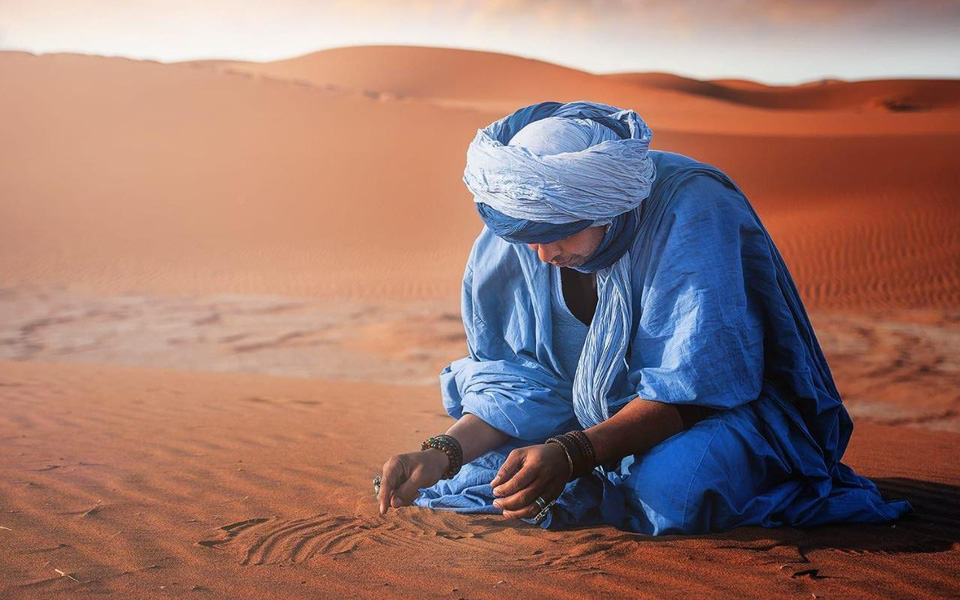 Hình ảnh chiếc áo xanh lam đặc biệt của đàn ông ở sa mạc Sahara