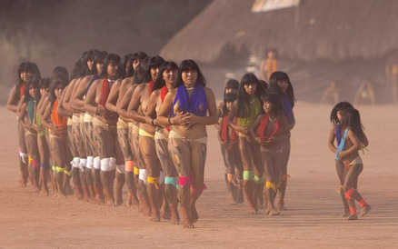 Hình ảnh đám tang tù trưởng của bộ tộc kỳ lạ ở Amazon