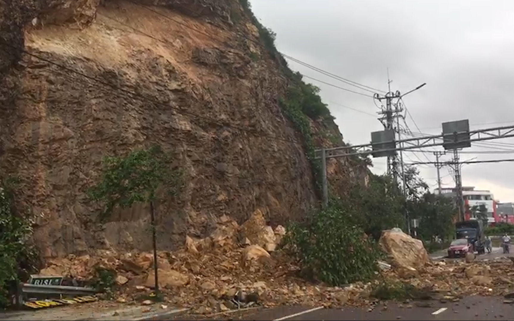Bình Định: Sạt lở nghiêm trọng, núi đá đổ ập xuống lòng đường, một người thương nặng