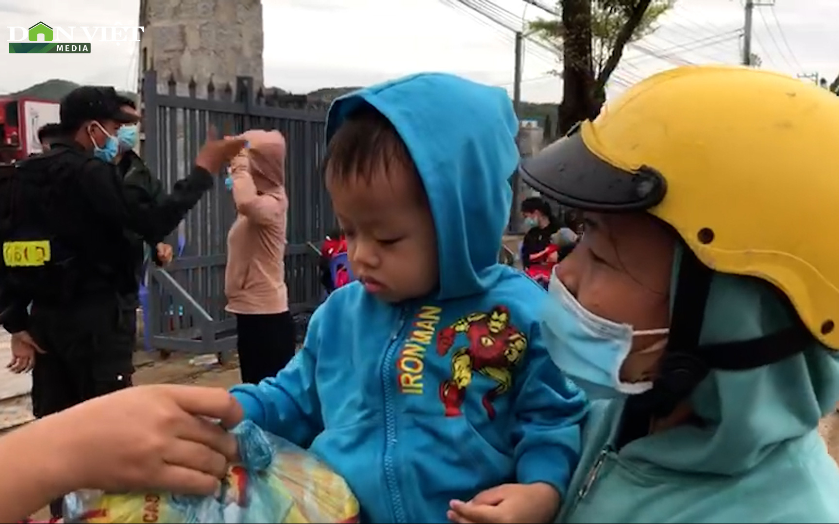 Video: Hàng trăm người đội mưa tầm tã hồi hương từ vùng dịch