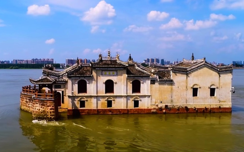 Ngôi đền đặc biệt đứng sừng sững giữa lòng sông hơn 700 năm ở Trung Quốc