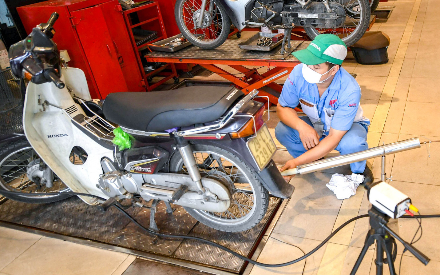 Ảnh: Hà Nội mở 8 điểm đo kiểm khí thải cho hàng nghìn xe máy