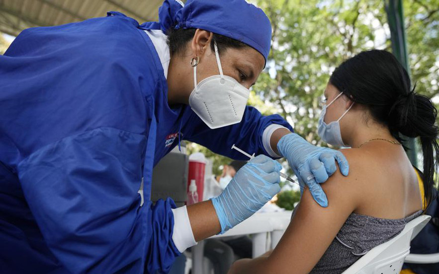 Ảnh: Người Venezuela kéo sang Colombia để tiêm vaccine Covid-19 miễn phí