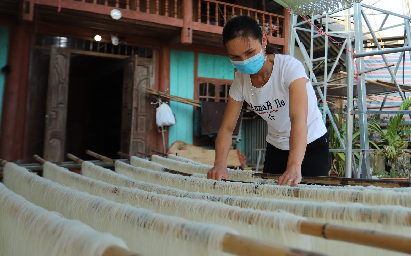 Mày mò thiết kế lò sấy tự động, đôi vợ chồng trẻ Tuyên Quang sản xuất 1 tấn mỳ gạo/ngày