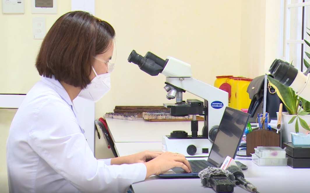 Chân dung nữ bác sĩ Hà Nội điều trị hàng nghìn bệnh nhân Covid-19 qua điện thoại
