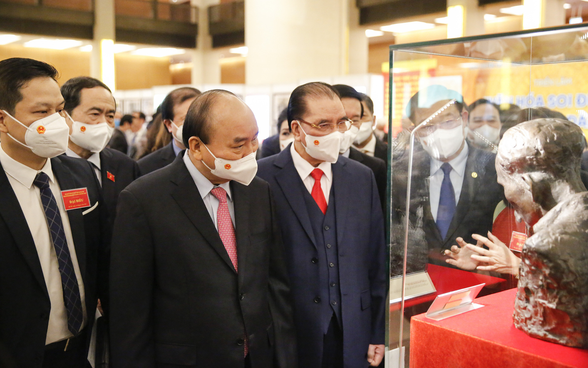 Chủ tịch nước Nguyễn Xuân Phúc cùng lãnh đạo Đảng, Nhà nước tham quan triển lãm ''Văn hóa soi đường cho quốc dân đi