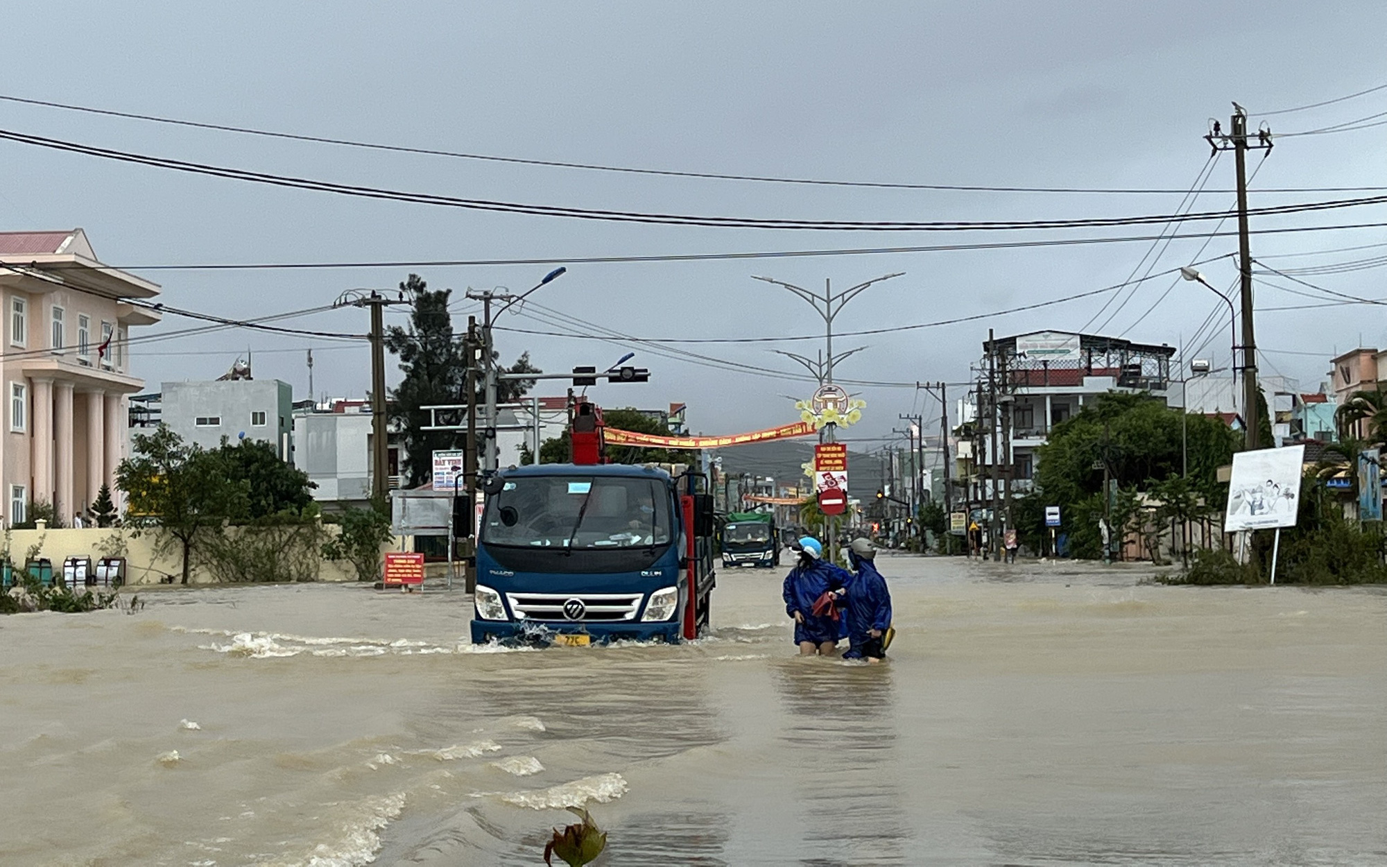 Lũ dâng nhanh, đường “biến” thành sông, nhiều khu dân cư ở Bình Định ngập sâu