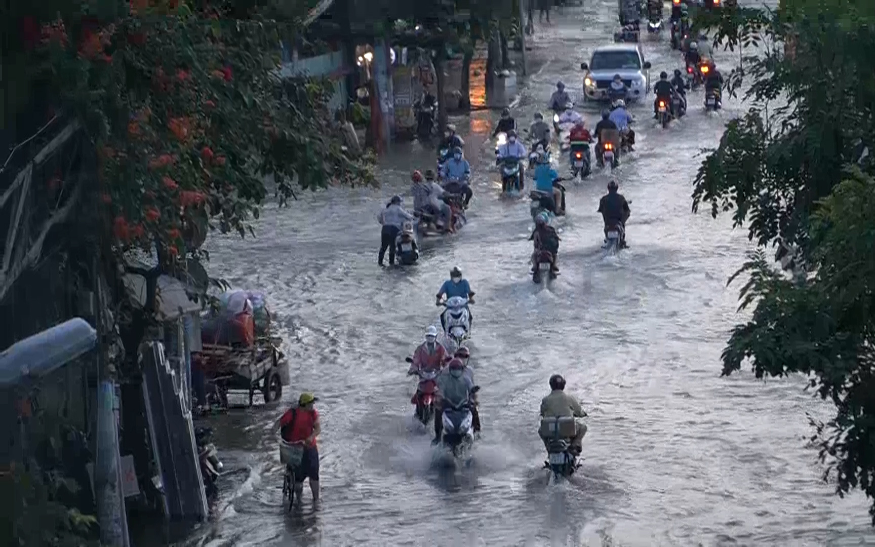 Video: Người dân TP.HCM vật lộn để về nhà trong đợt triều cường cao ngất