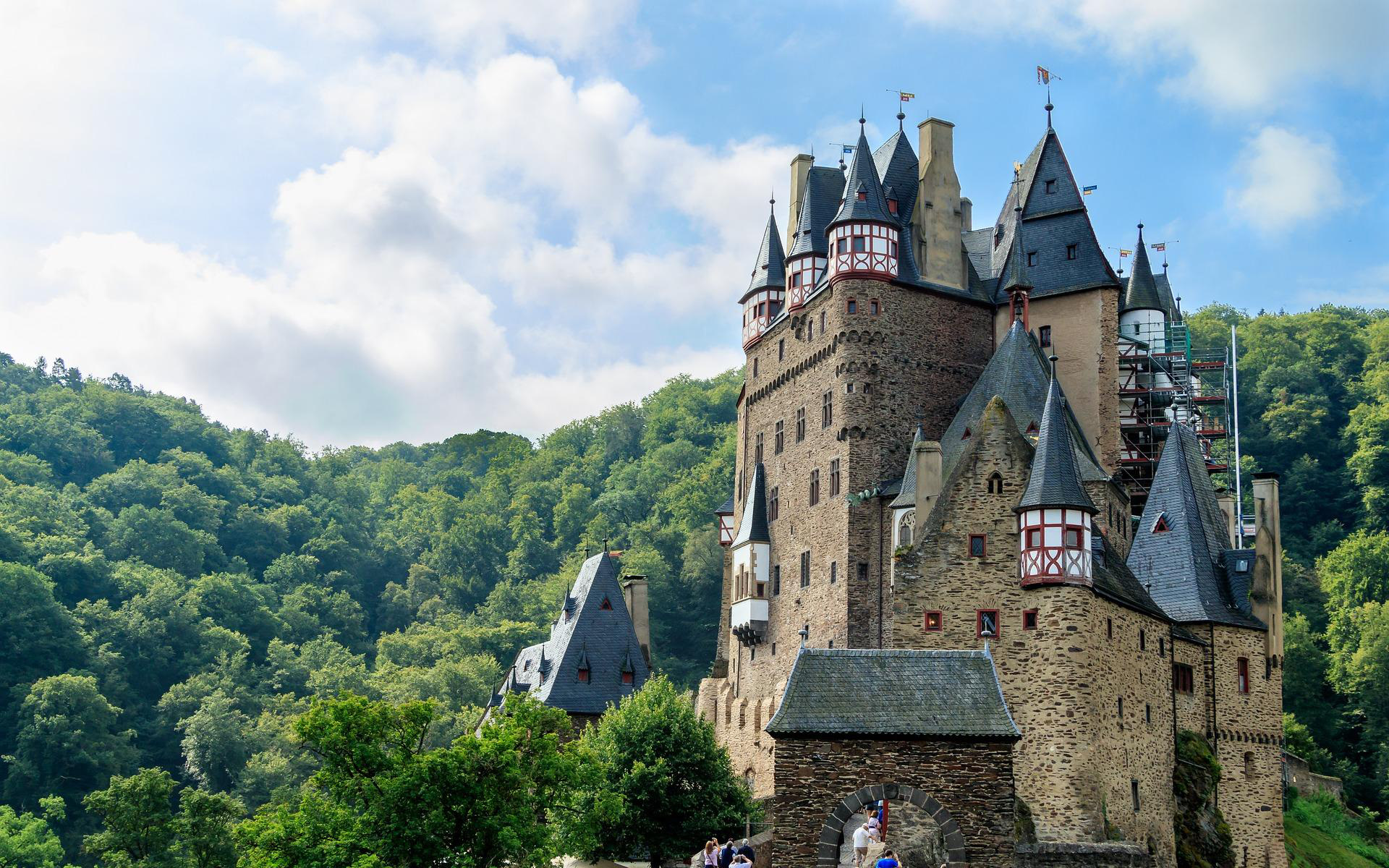 Video: Tòa lâu đài đặc biệt ở Đức nơi 34 thế hệ sinh sống suốt 850 năm
