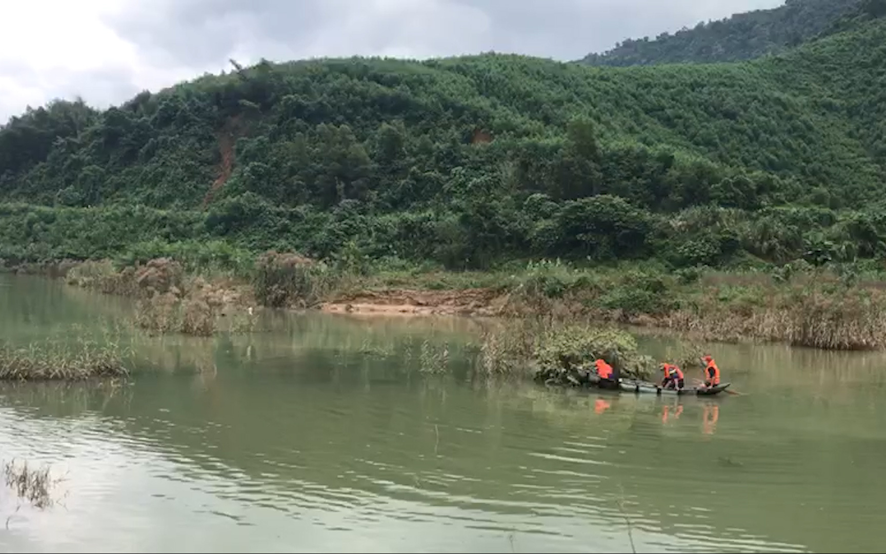 Khánh Hòa: Huy động hàng chục người tìm kiếm thanh niên mất tích do mưa lũ