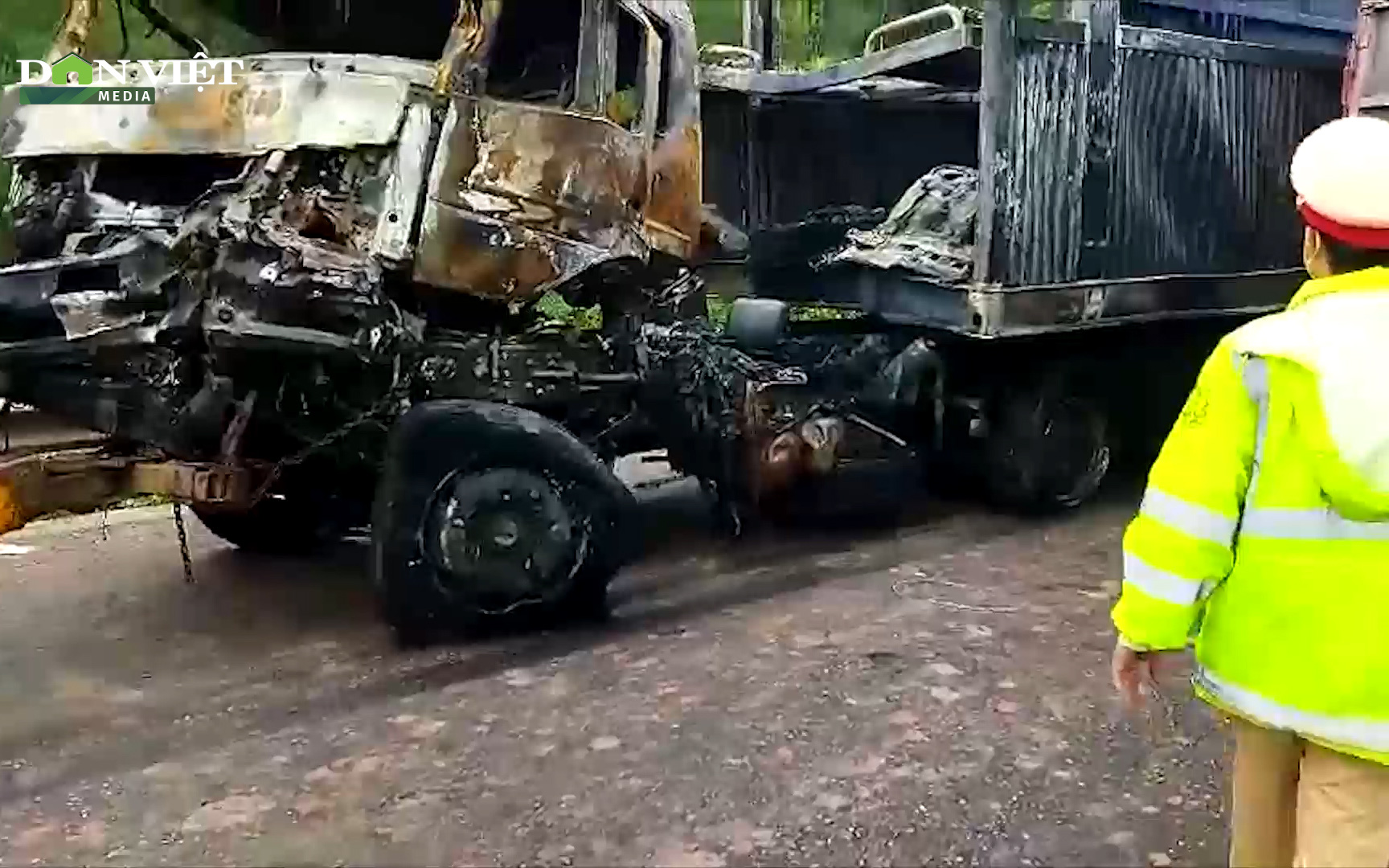 Hai xe tải bốc cháy dữ dội sau khi đấu đầu, 5 người thương vong