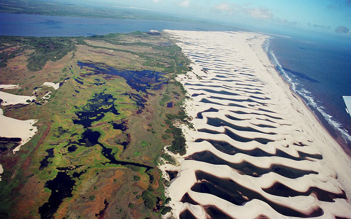 Những đầm phá đẹp lung linh nằm giữa cồn cát ở Brazil