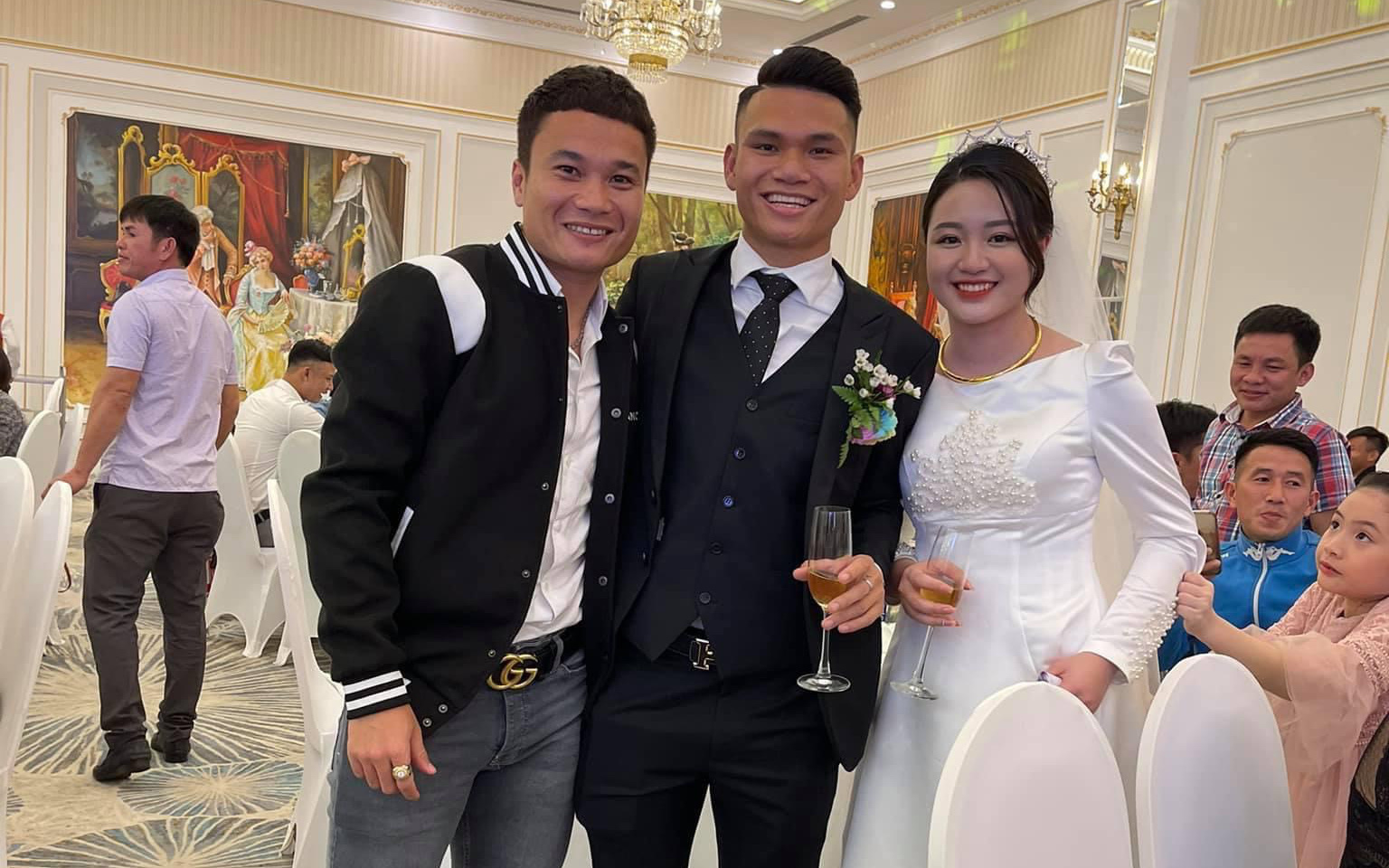 Hai cầu thủ Việt làm đám cưới cùng ngày giữa mùa Covid-19: Những đồng đội nào trực tiếp đến chúc mừng?
