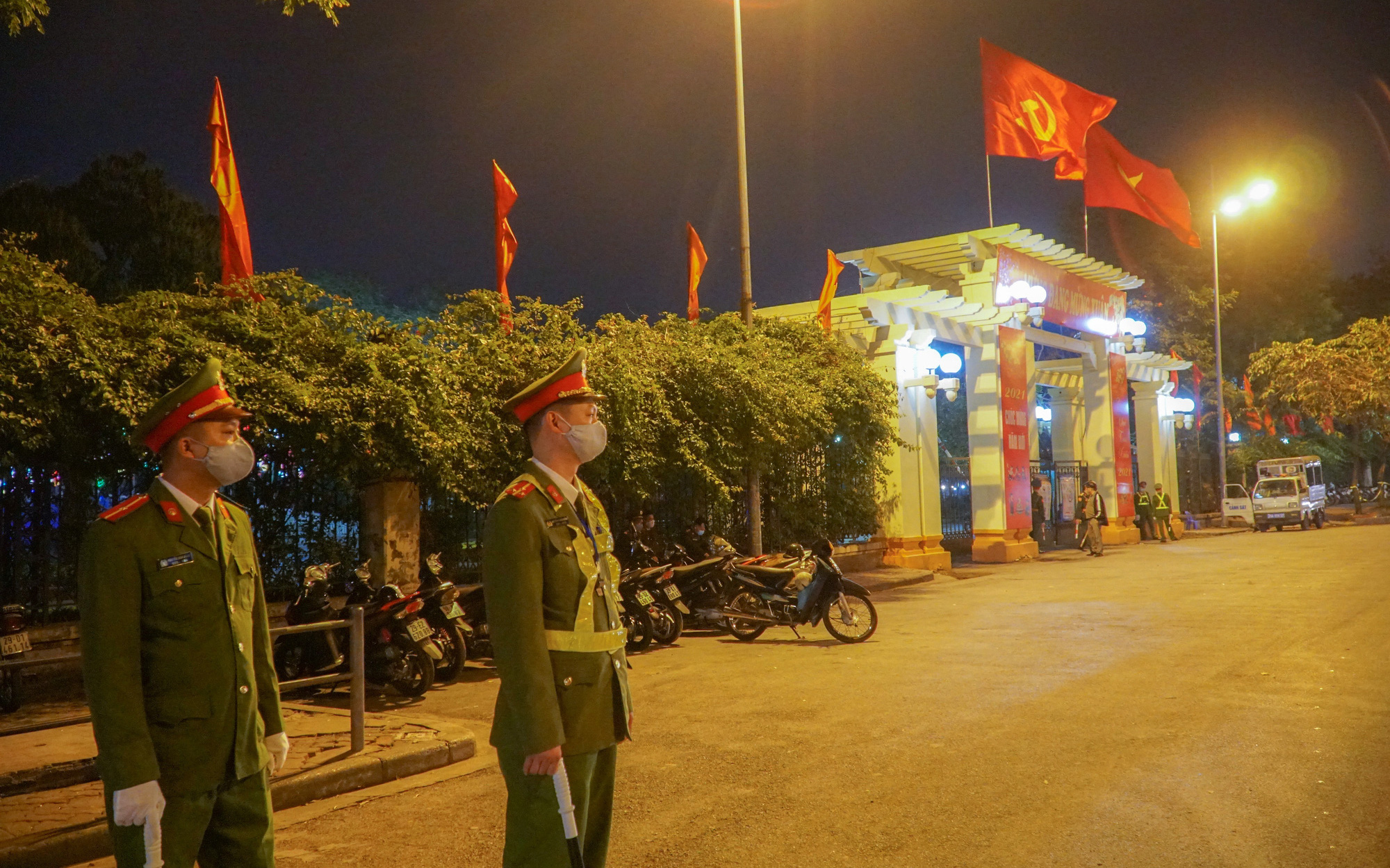 An ninh thắt chặt xung quanh điểm bắn pháo hoa duy nhất tại Hà Nội