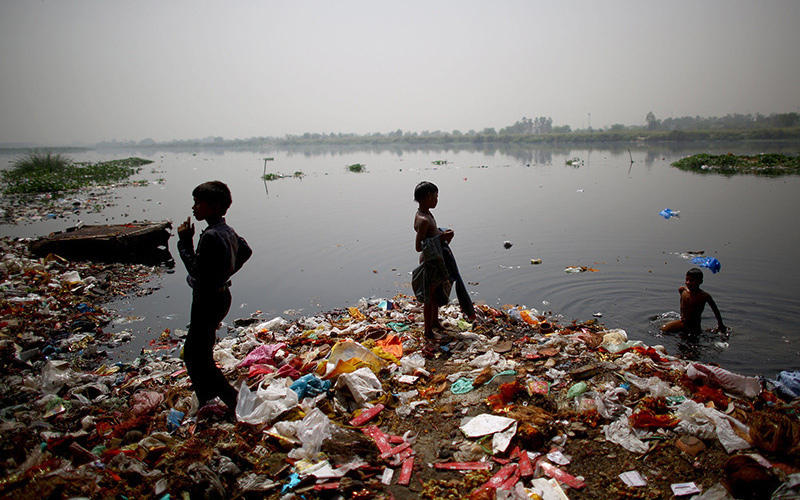 Dòng sông Hằng linh thiêng nhất ở Ấn Độ đối mặt với tình trạng ô nhiễm nghiêm trọng