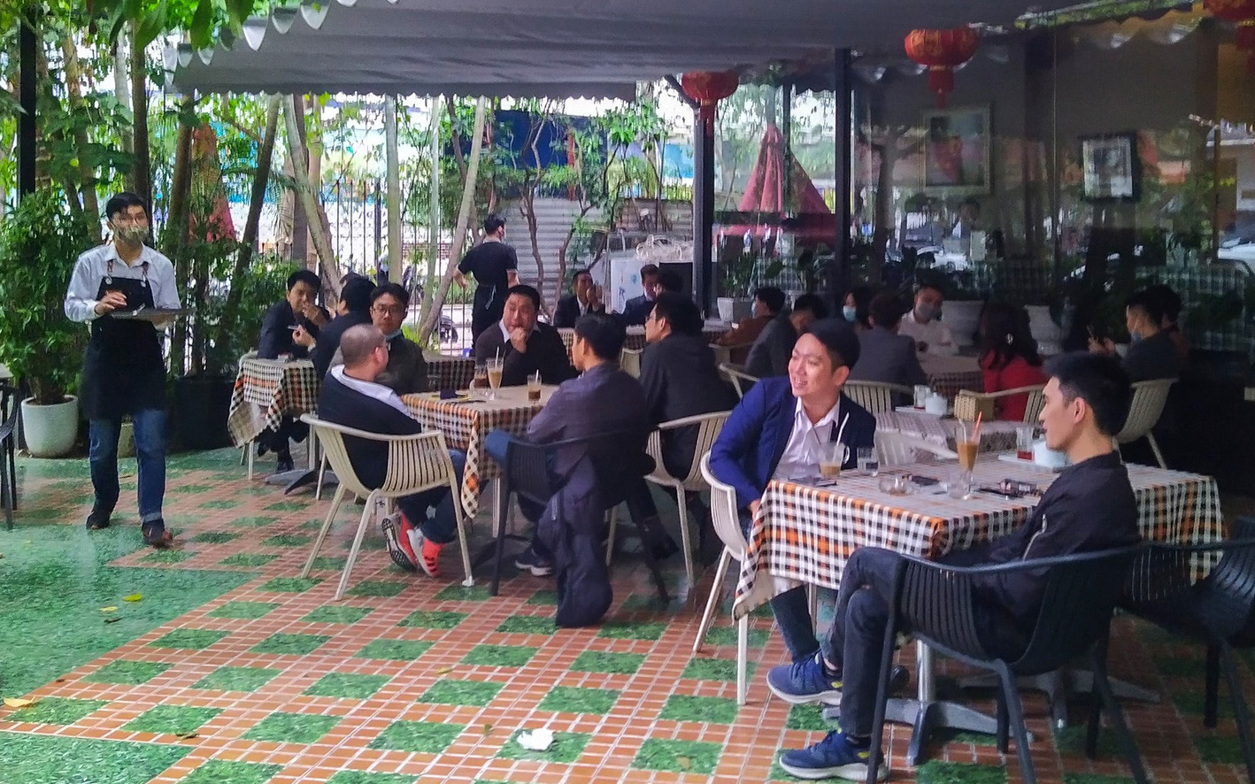 Hàng loạt quán cafe, hàng ăn không đủ quy định tại Hà Nội vẫn mở cửa đón khách