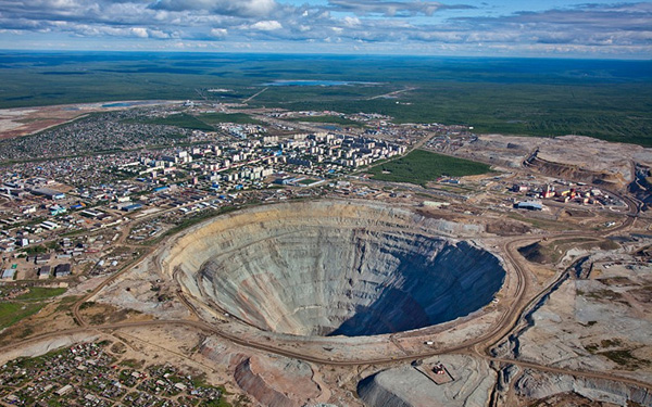 Đào kim cương trong chiếc hố sâu khổng lồ ở thị trấn Mirny, Siberia