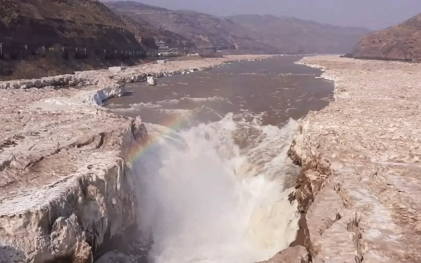 Băng tan, thác nước lớn nhất trên sông Hoàng Hà (Trung Quốc) chảy trở lại