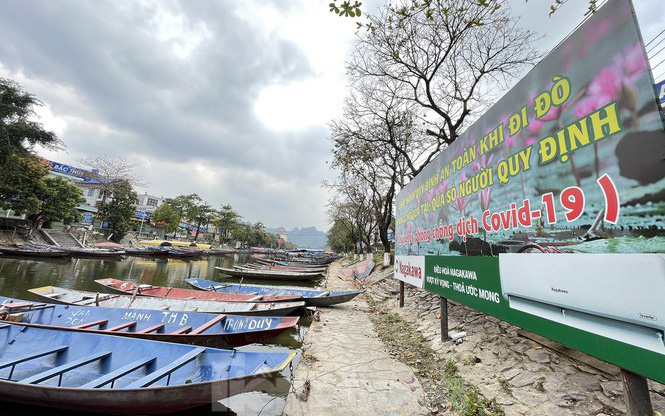 Hình ảnh khác lạ trên các con đường, bến thuyền dẫn vào chùa Hương