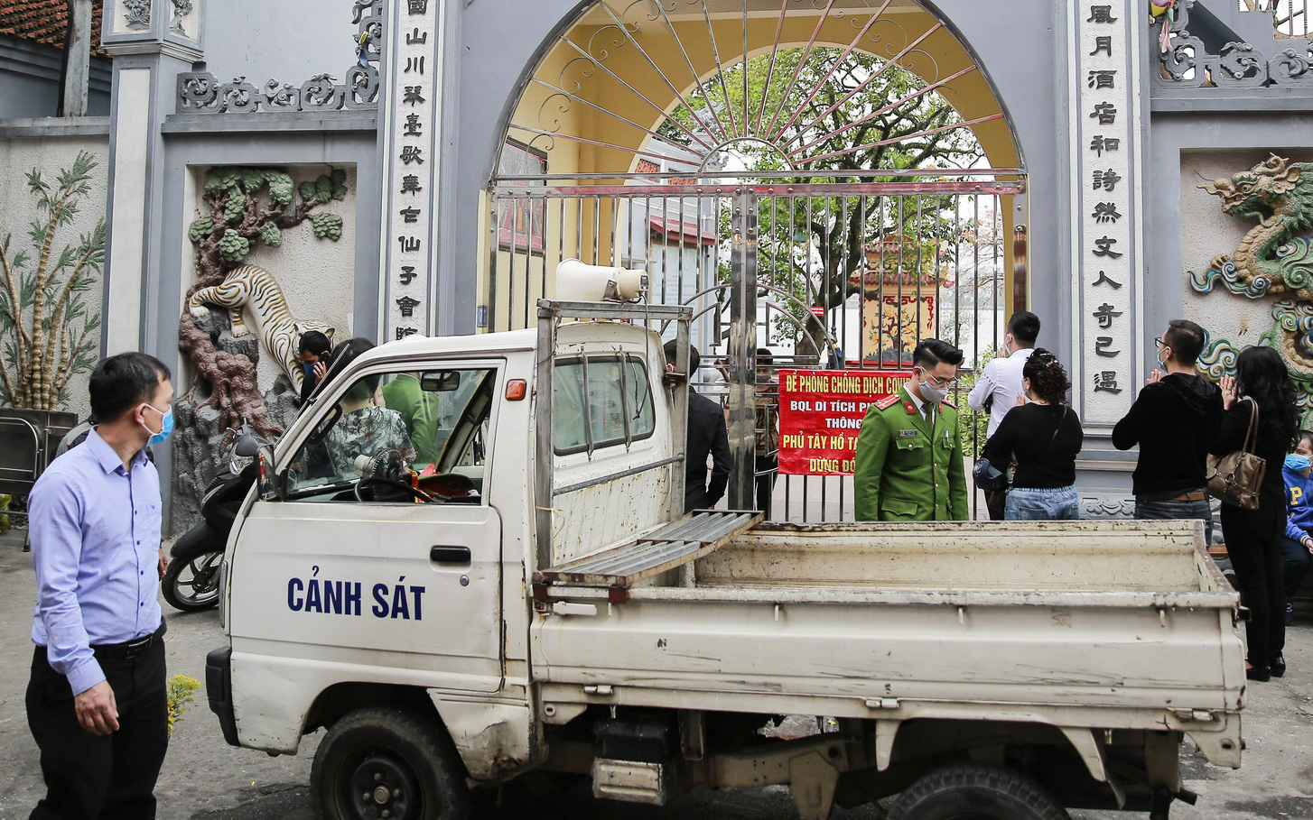 Hà Nội: Công an gác cổng, người dân lập bàn lễ và vái vọng trước cổng đền chùa 