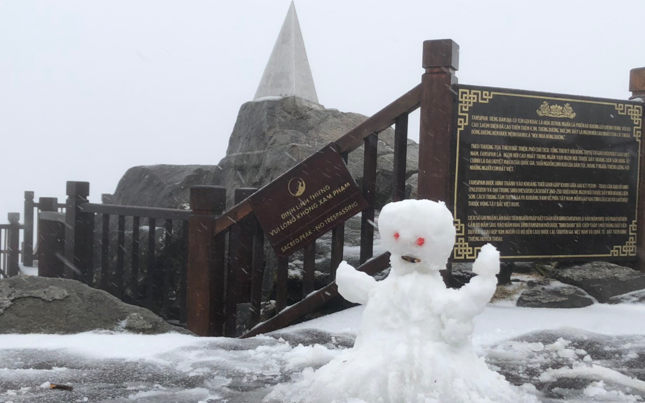 Mưa tuyết rơi trắng xóa trên đỉnh Fansipan ngày 27 Tết Tân Sửu 2021