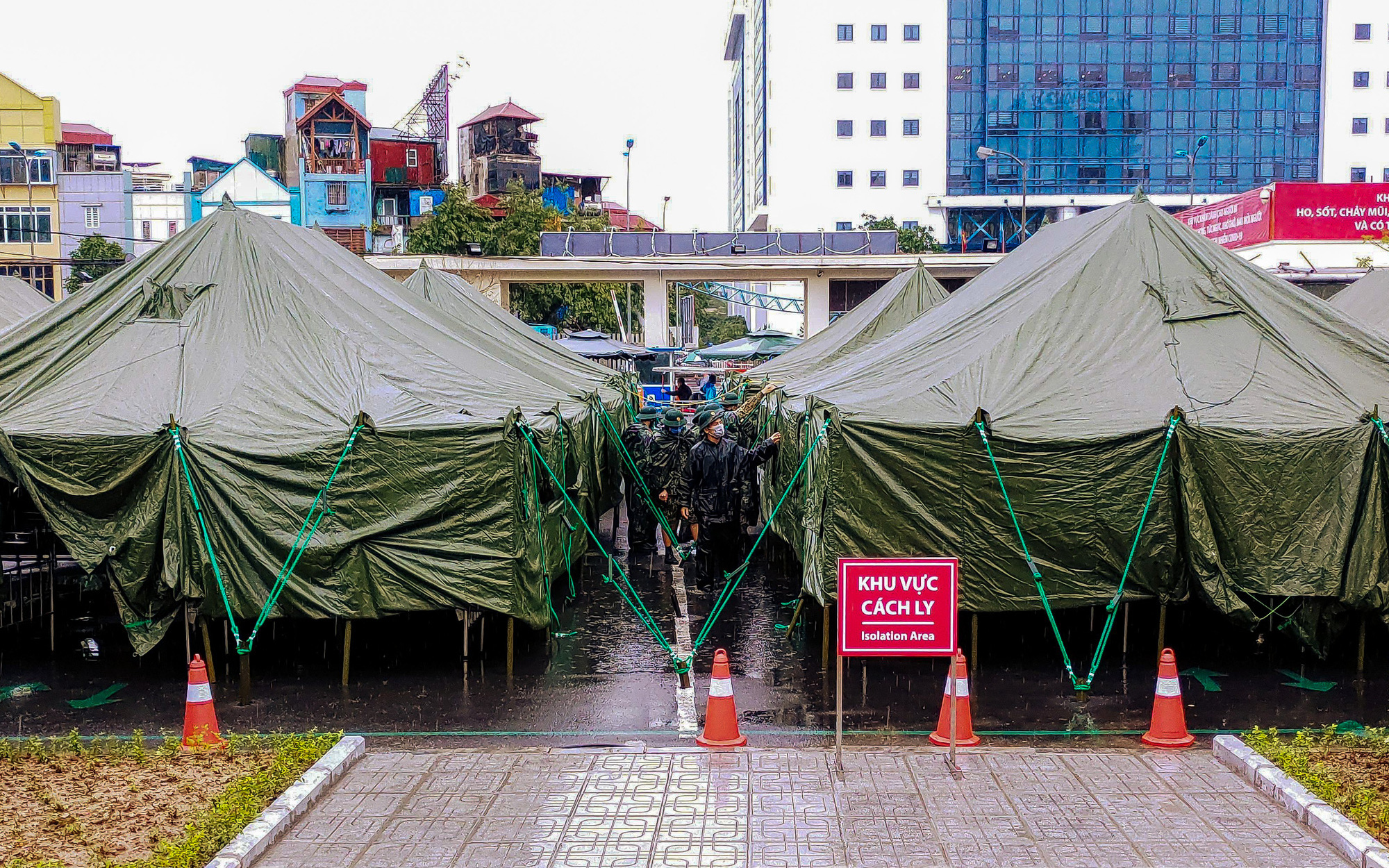 Hình ảnh bệnh viện dã chiến xây dựng chưa đầy 300 phút đã hoàn thành tại bệnh viện Bạch Mai